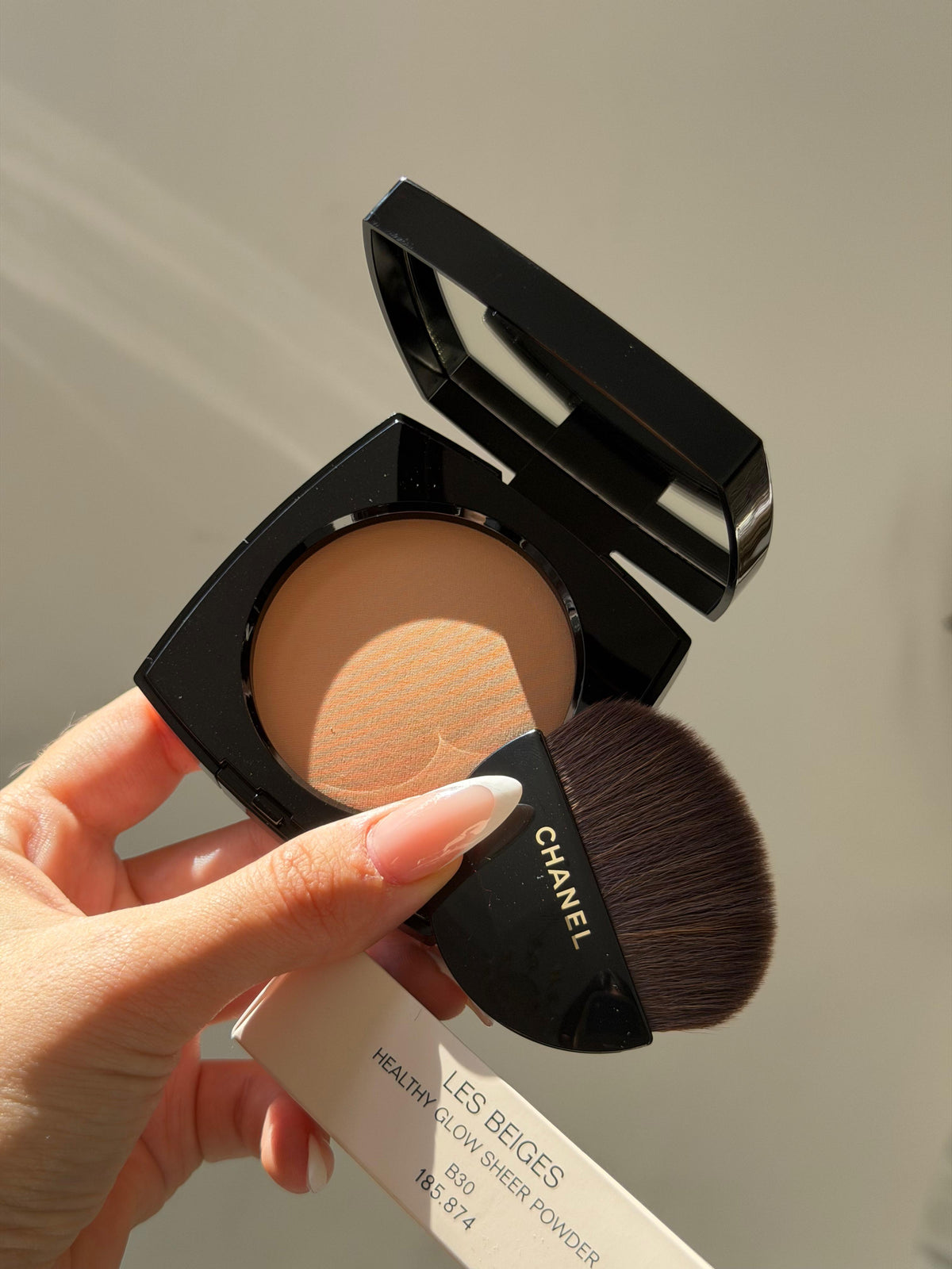 CHANEL Les Beiges
Healthy Glow Sheer Powder (B30)