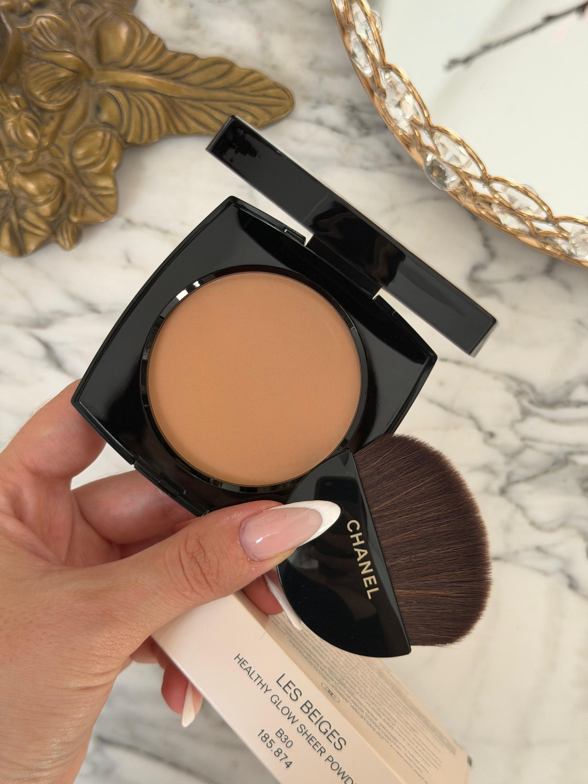 CHANEL Les Beiges
Healthy Glow Sheer Powder (B30)