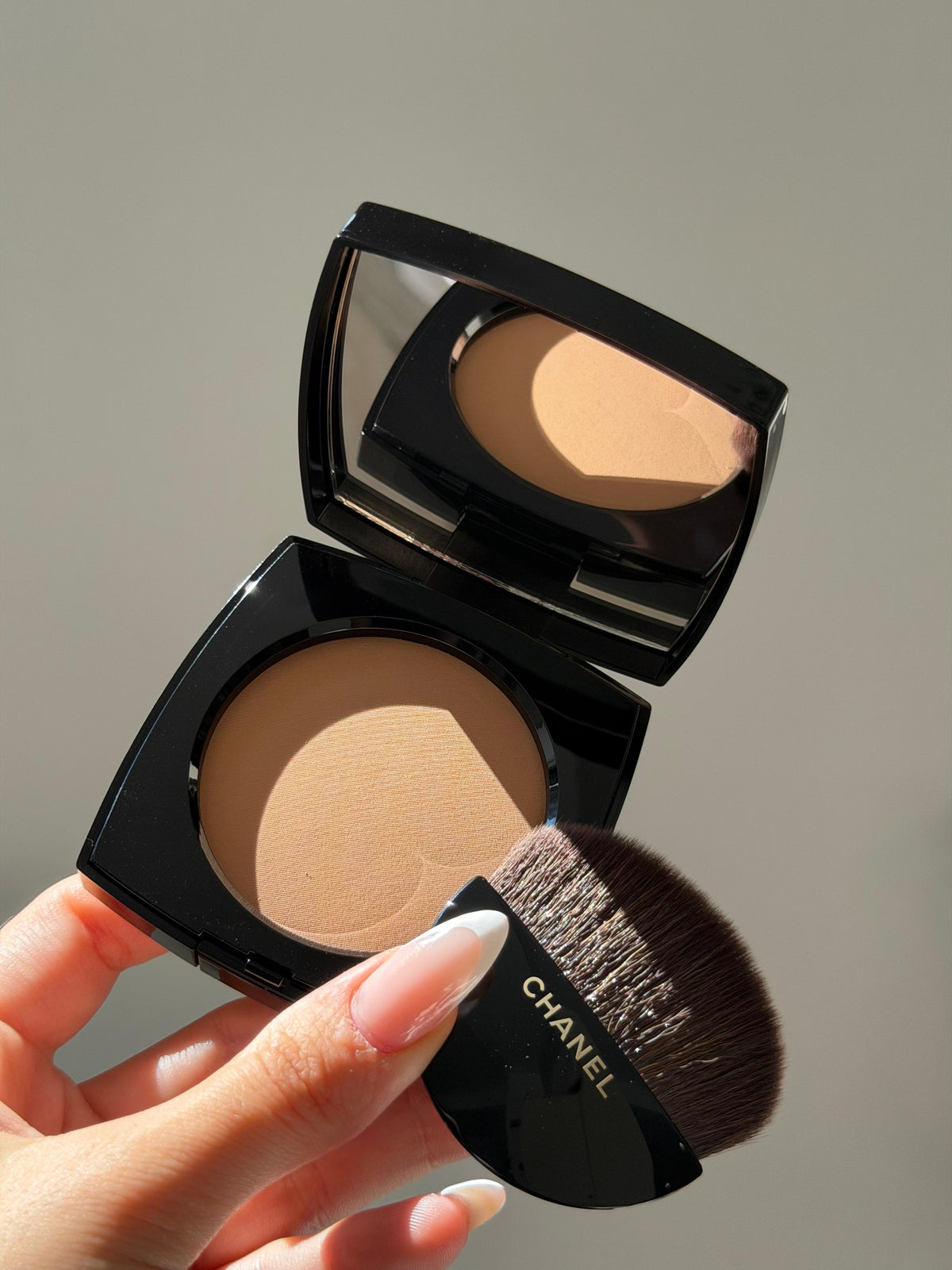 CHANEL Les Beiges
Healthy Glow Sheer Powder (B30)