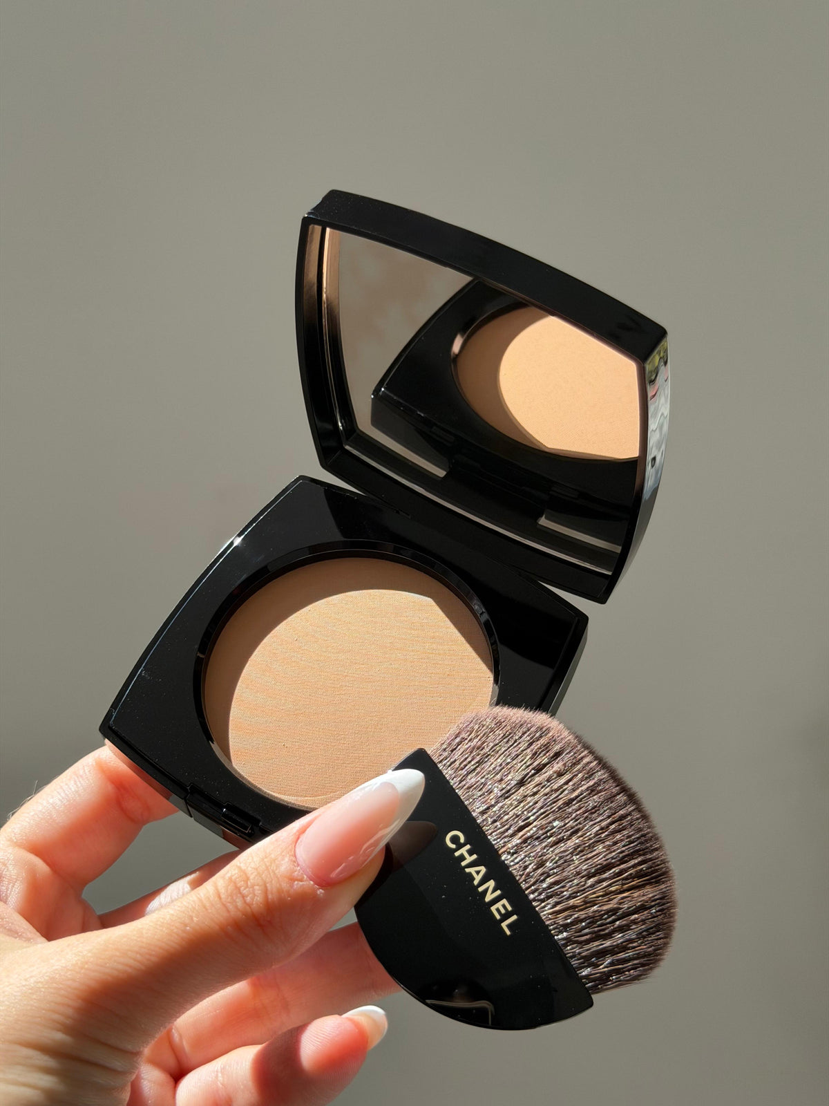 CHANEL Les Beiges
Healthy Glow Sheer Powder (B30)