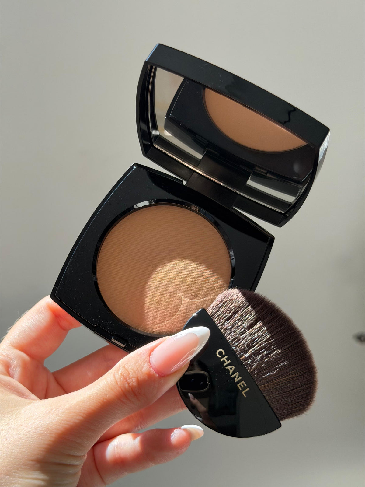 CHANEL Les Beiges
Healthy Glow Sheer Powder (B30)