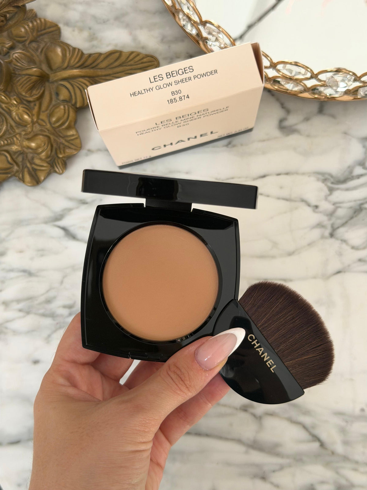 CHANEL Les Beiges
Healthy Glow Sheer Powder (B30)