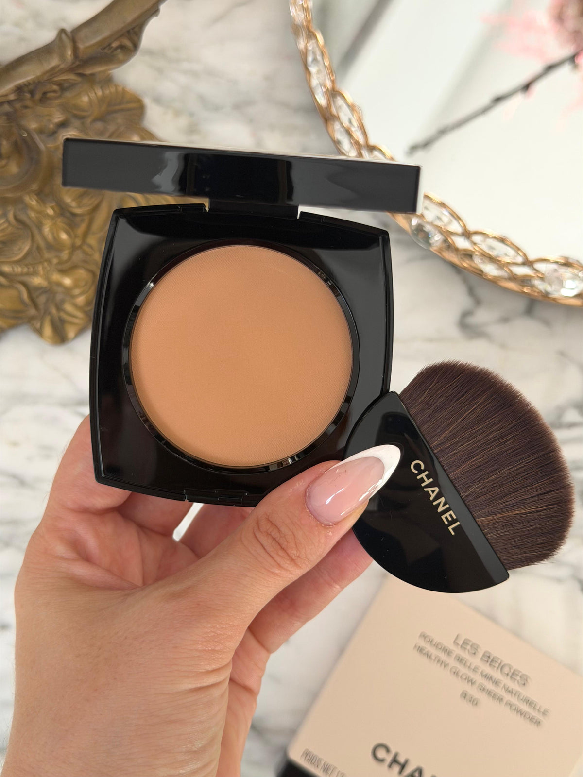 CHANEL Les Beiges
Healthy Glow Sheer Powder (B30)