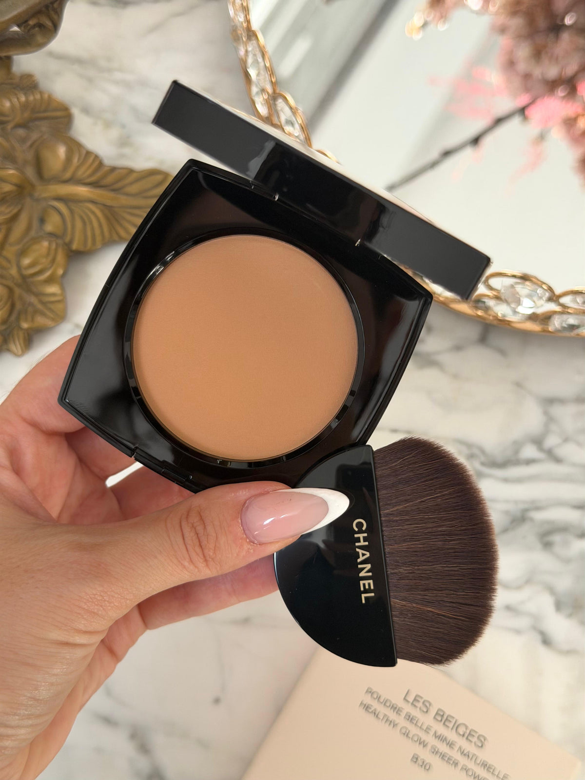 CHANEL Les Beiges
Healthy Glow Sheer Powder (B30)