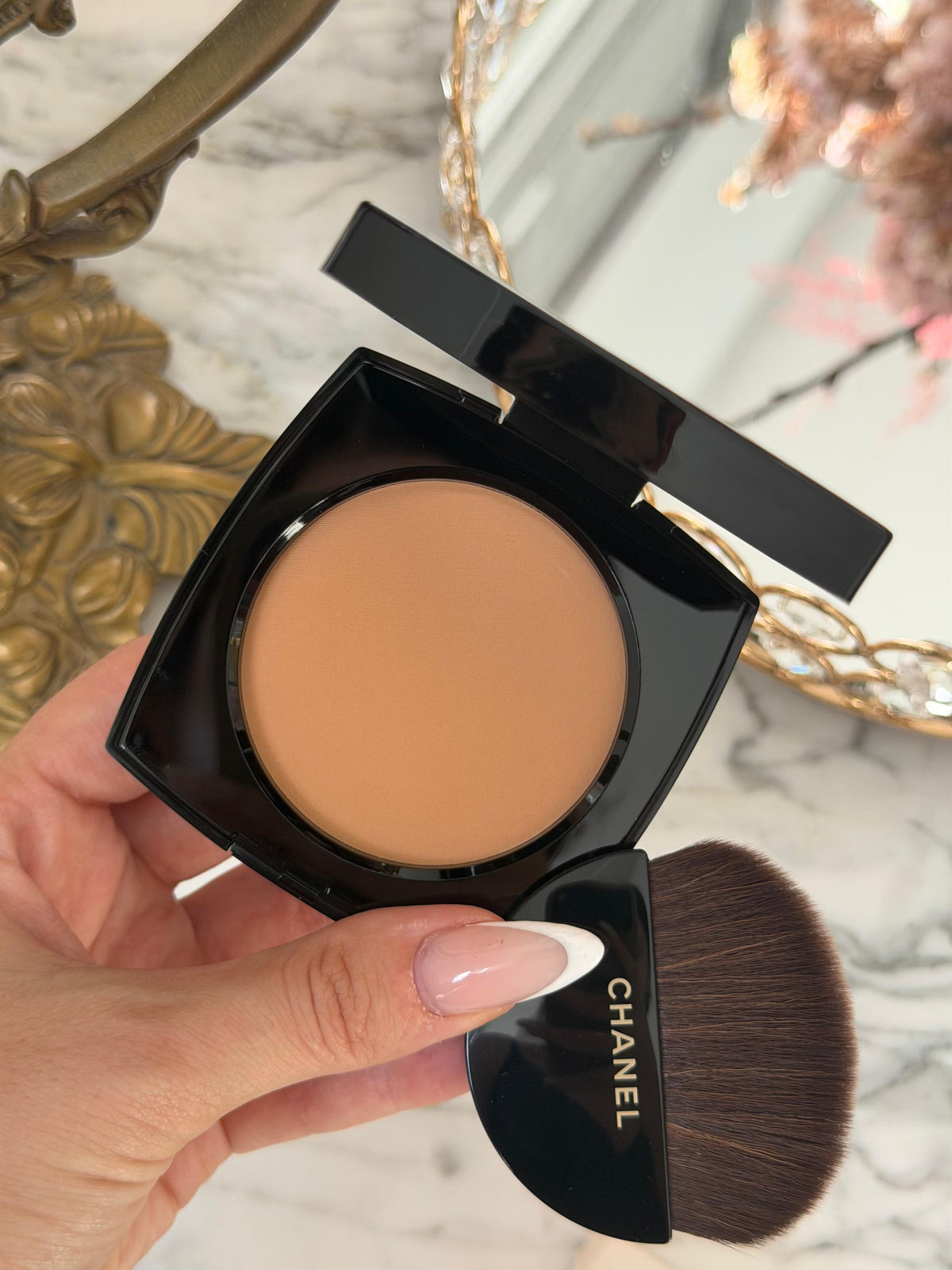 CHANEL Les Beiges
Healthy Glow Sheer Powder (B30)