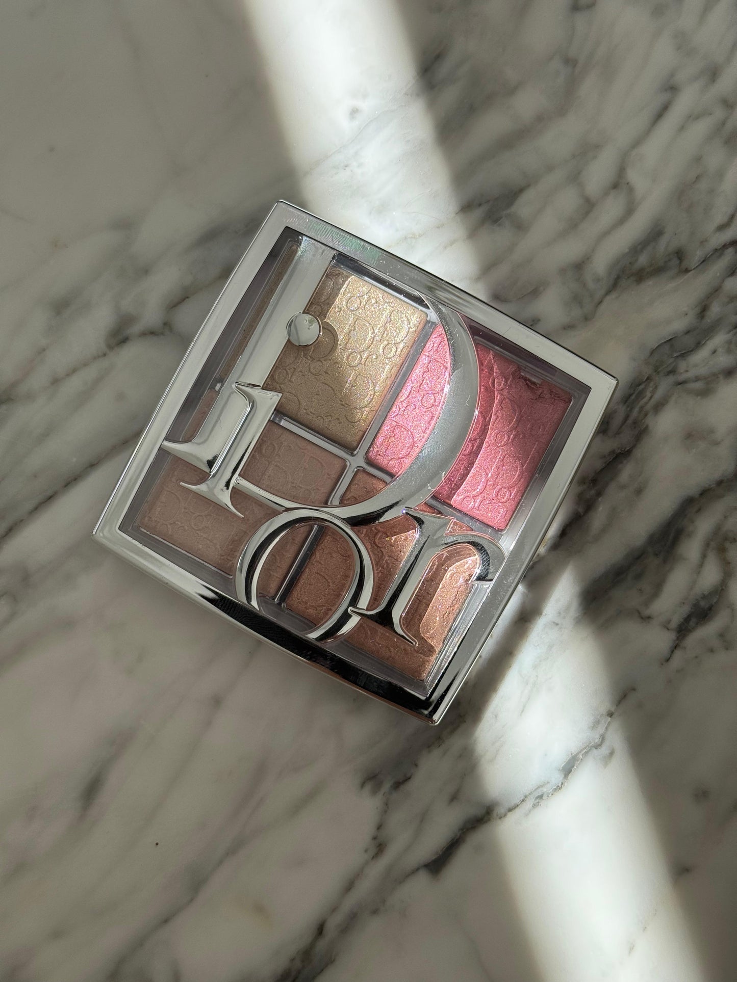 DIOR Backstage Glow Maximizer Palette (004)
Multi-Use Highlighter and Blush - Multi-Reflective Glow