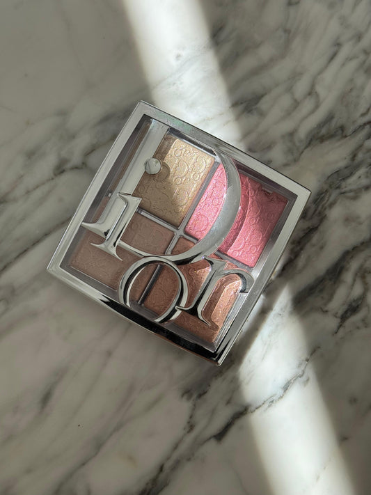DIOR Backstage Glow Maximizer Palette (004)
Multi-Use Highlighter and Blush - Multi-Reflective Glow