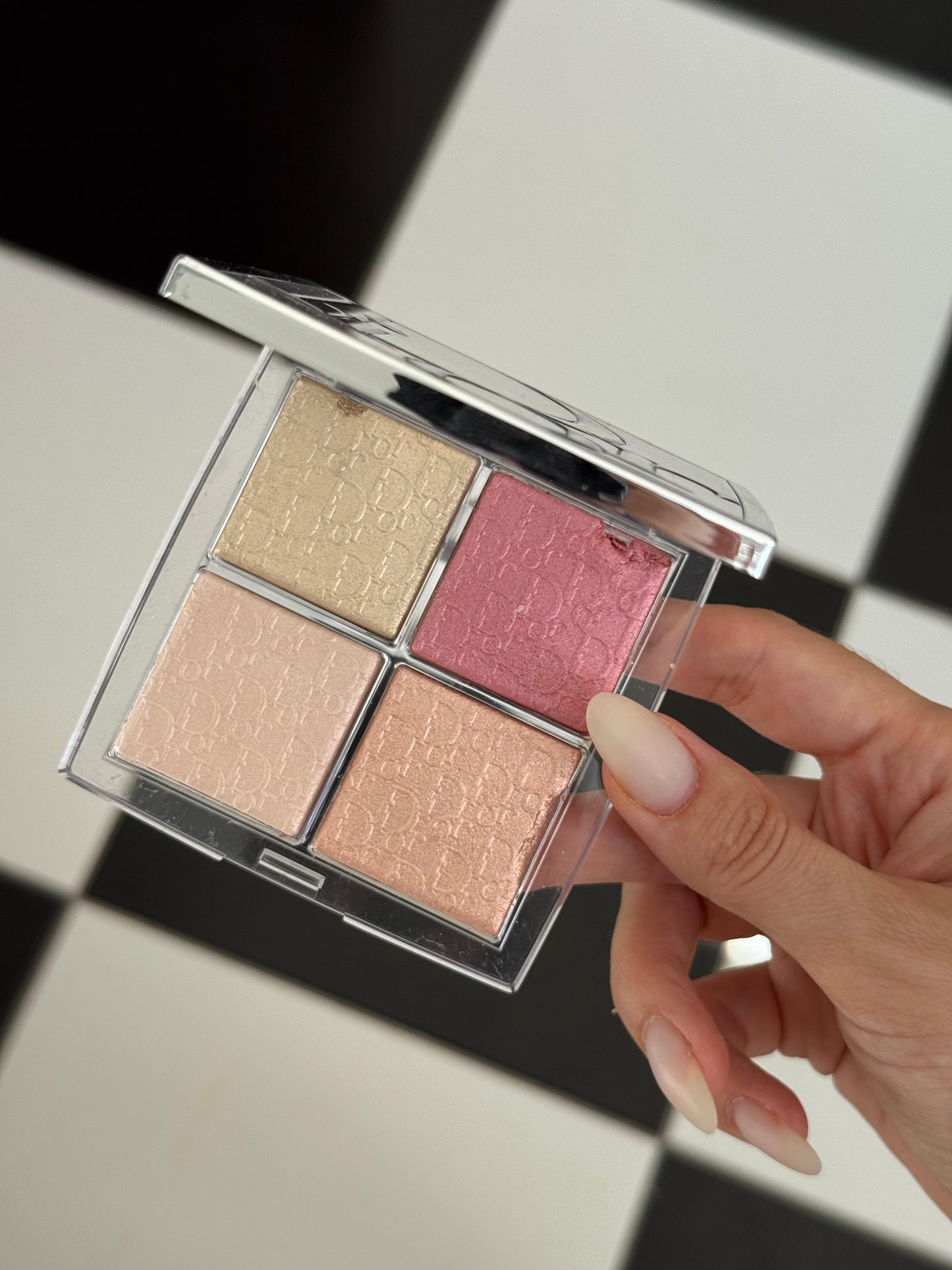 DIOR Backstage Glow Maximizer Palette (004)
Multi-Use Highlighter and Blush - Multi-Reflective Glow