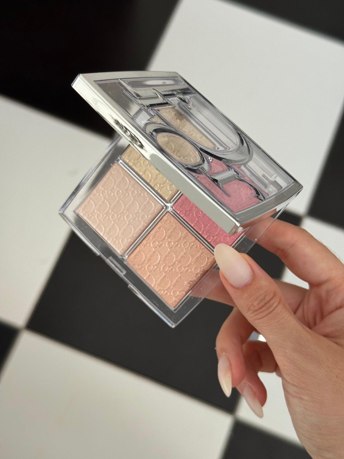 DIOR Backstage Glow Maximizer Palette (004)
Multi-Use Highlighter and Blush - Multi-Reflective Glow