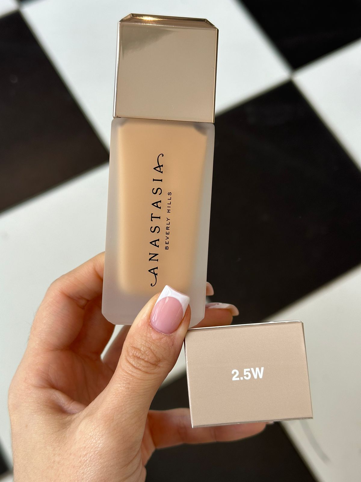 ANASTASIA BEVERLY HILLS Impeccable - Blurring Second-Skin Matte Foundation