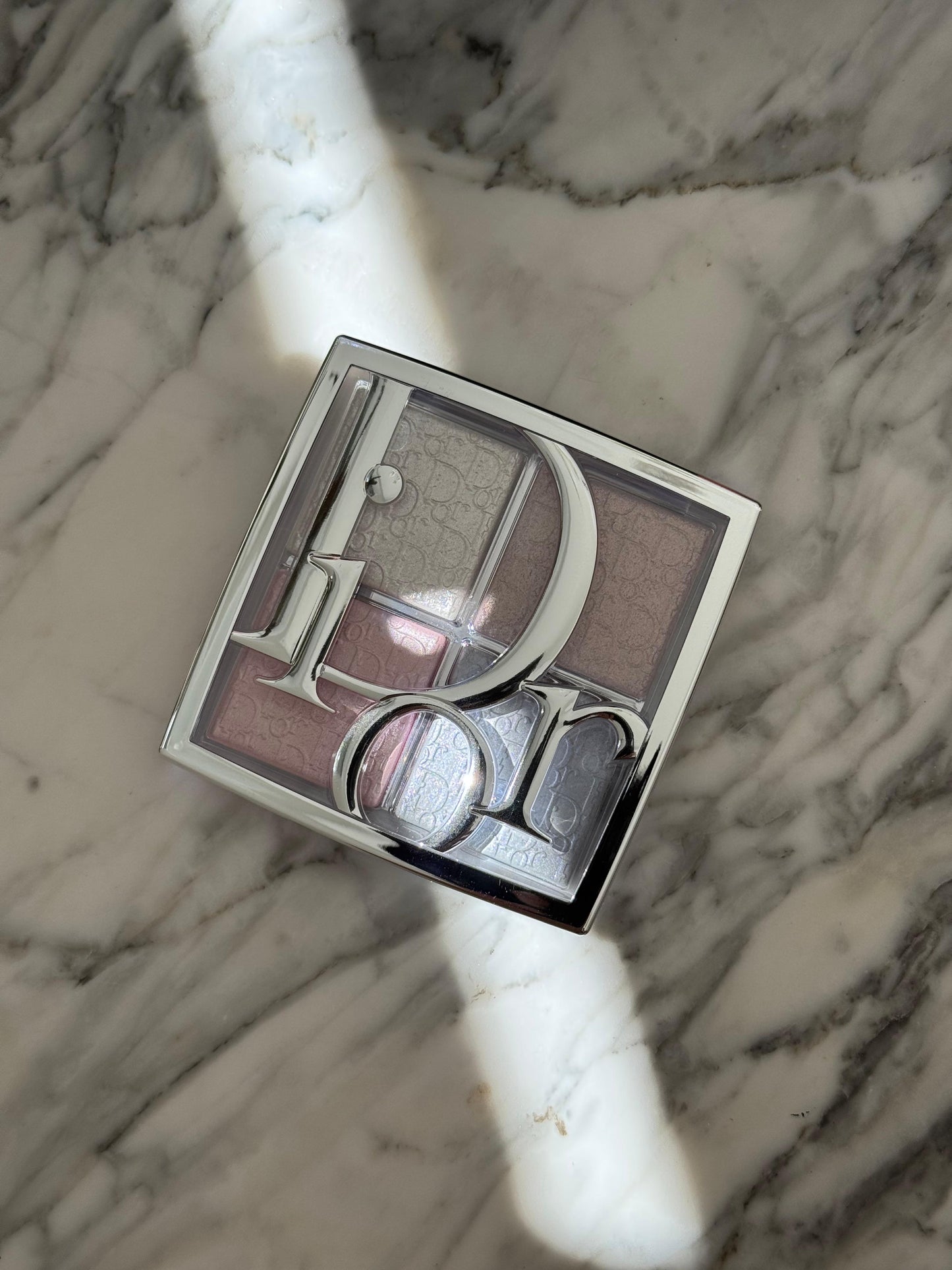 DIOR Backstage Glow Maximizer Palette (002)
Multi-Use Highlighter and Blush - Multi-Reflective Glow