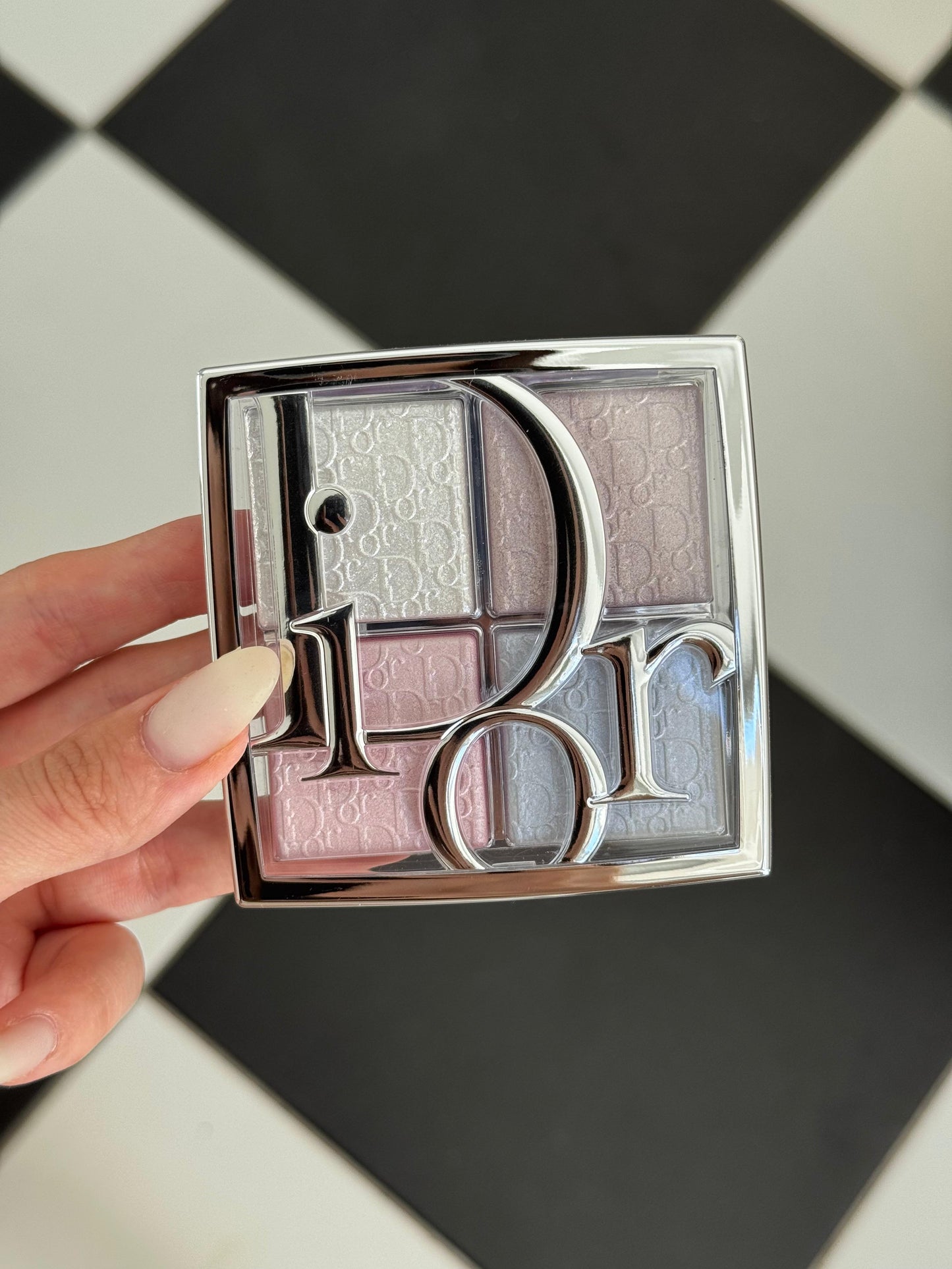 DIOR Backstage Glow Maximizer Palette (002)
Multi-Use Highlighter and Blush - Multi-Reflective Glow