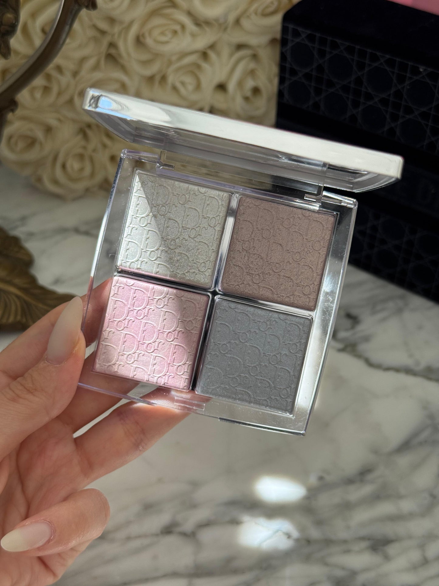 DIOR Backstage Glow Maximizer Palette (002)
Multi-Use Highlighter and Blush - Multi-Reflective Glow
