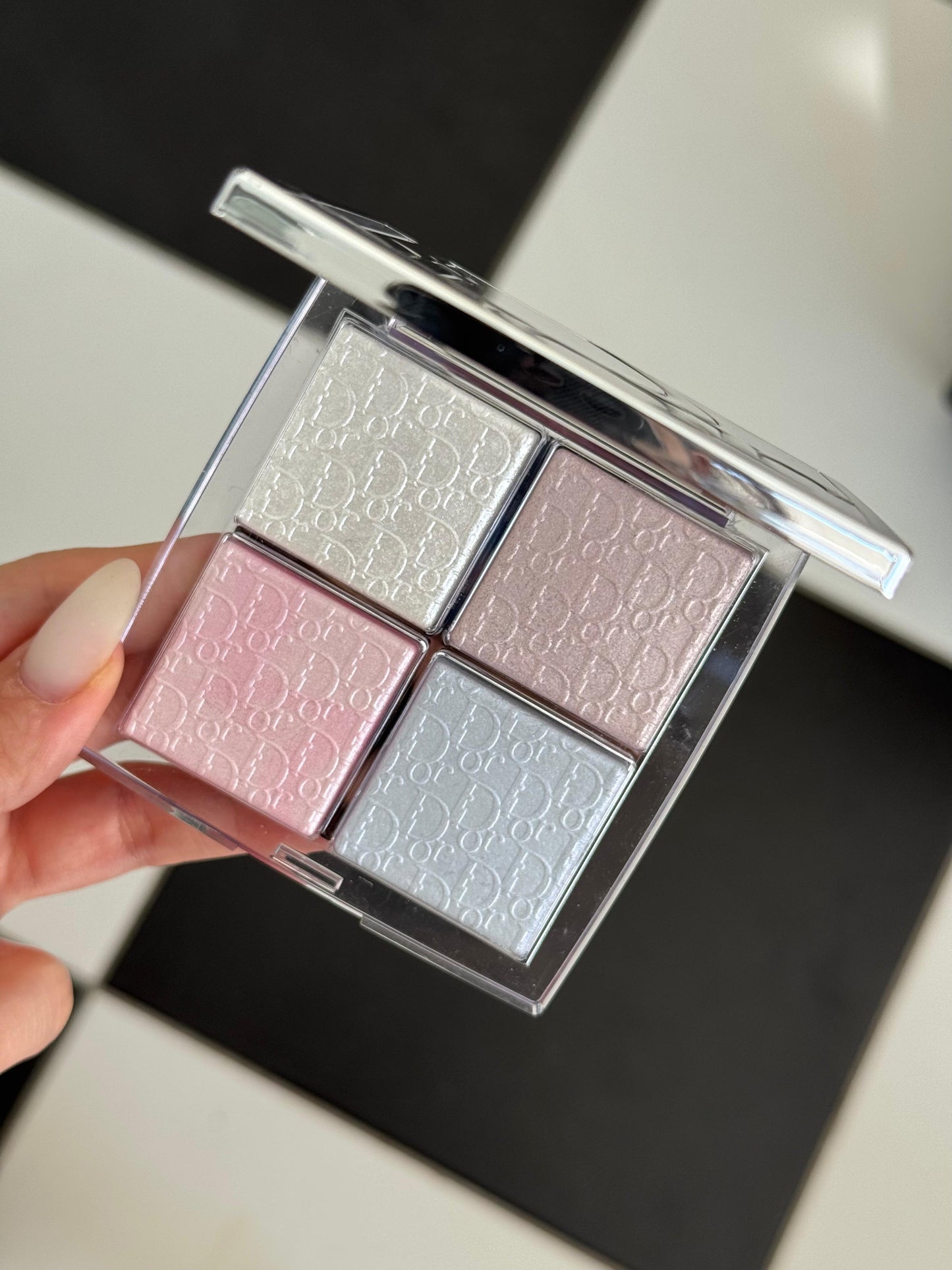 DIOR Backstage Glow Maximizer Palette (002)
Multi-Use Highlighter and Blush - Multi-Reflective Glow