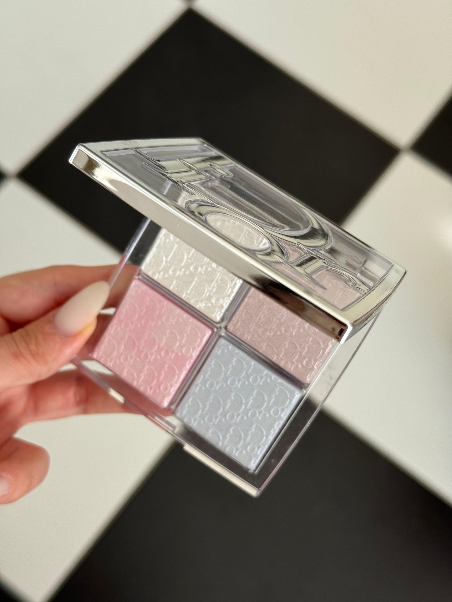 DIOR Backstage Glow Maximizer Palette (002)
Multi-Use Highlighter and Blush - Multi-Reflective Glow