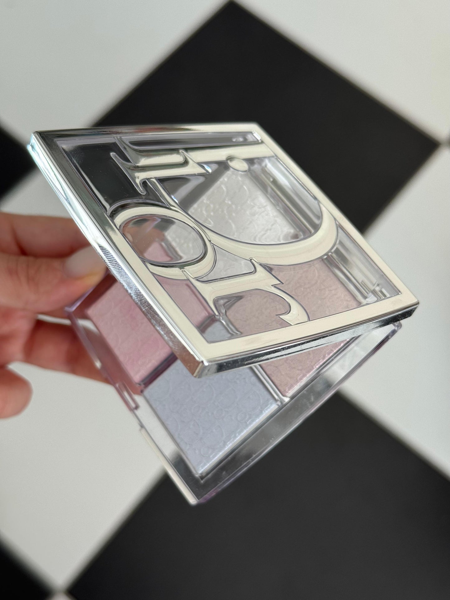 DIOR Backstage Glow Maximizer Palette (002)
Multi-Use Highlighter and Blush - Multi-Reflective Glow