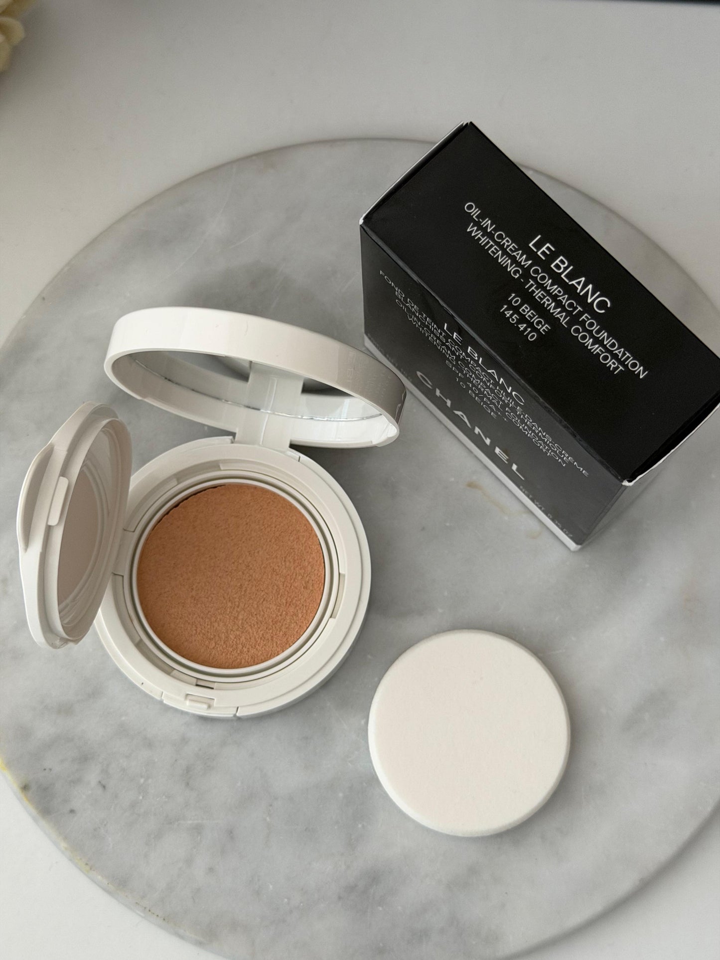 CHANEL Le Blanc Oil-In-Cream Compact Foundation SPF40 (10 Beige)