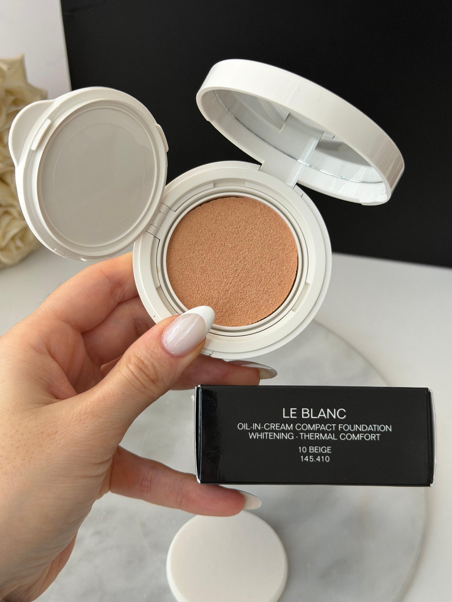 CHANEL Le Blanc Oil-In-Cream Compact Foundation SPF40 (10 Beige)