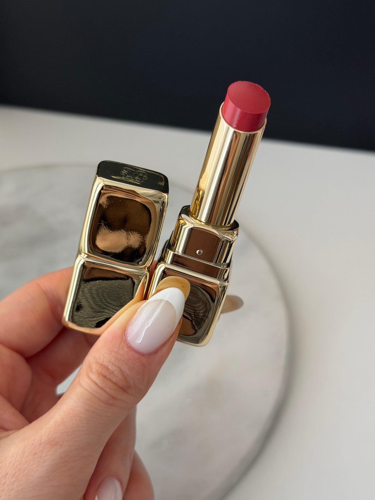 GUERLAIN KissKiss Shine Bloom
24H Hydrating Floral Care Shine Lipstick (129)