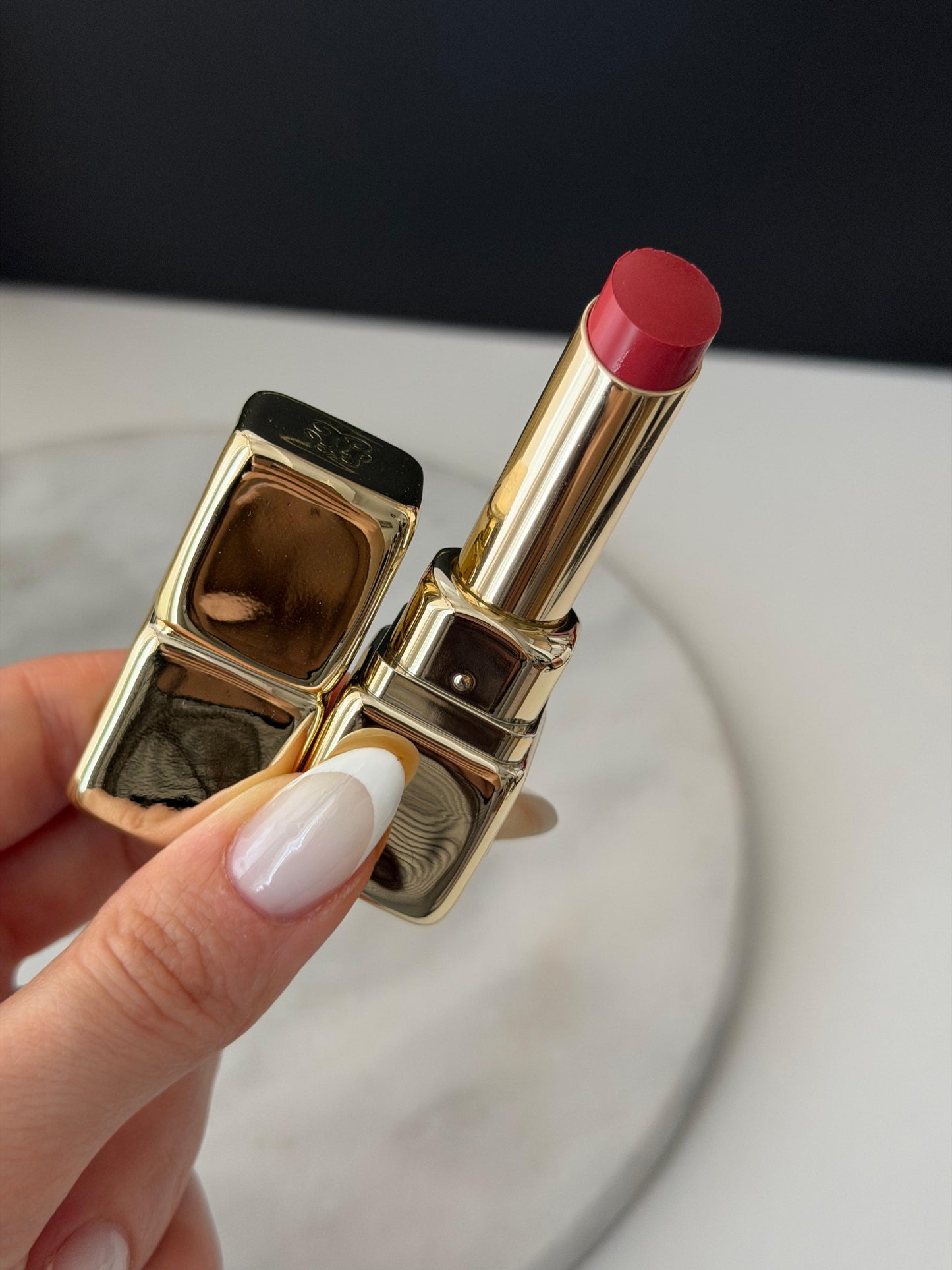 GUERLAIN KissKiss Shine Bloom
24H Hydrating Floral Care Shine Lipstick (129)