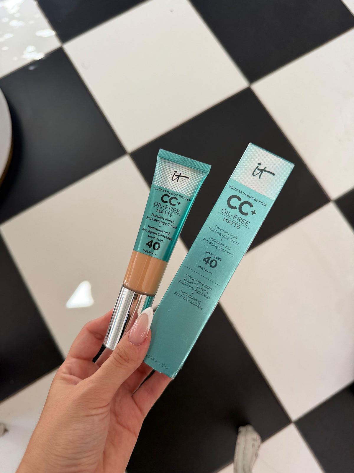 IT COSMETICS CC+ Cream 16H Natural Matte Foundation SPF40 - Light Medium