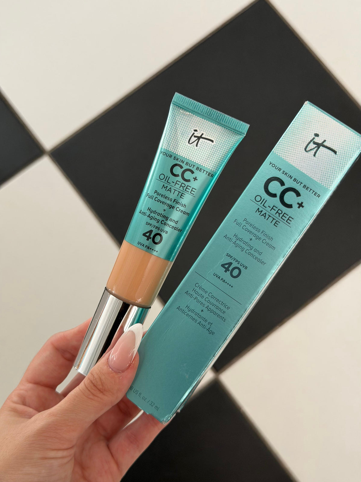 IT COSMETICS CC+ Cream 16H Natural Matte Foundation SPF40 - Light Medium