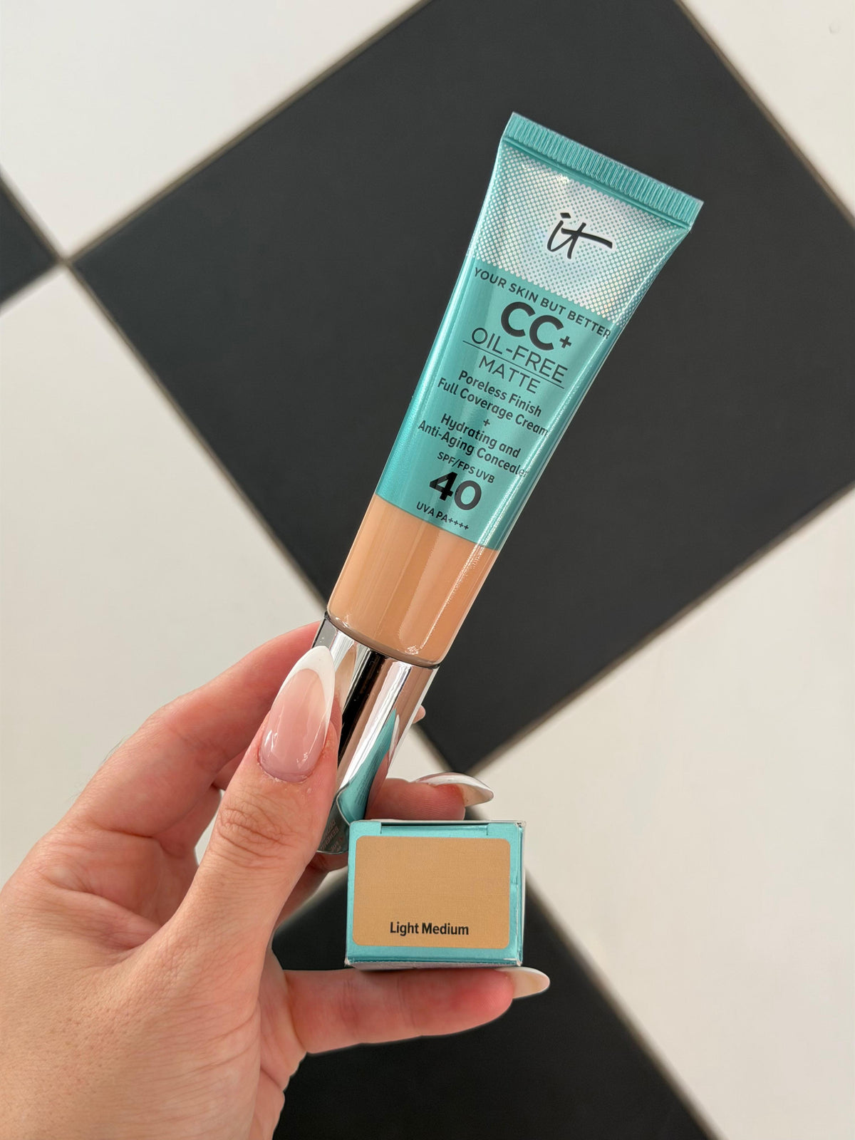 IT COSMETICS CC+ Cream 16H Natural Matte Foundation SPF40 - Light Medium