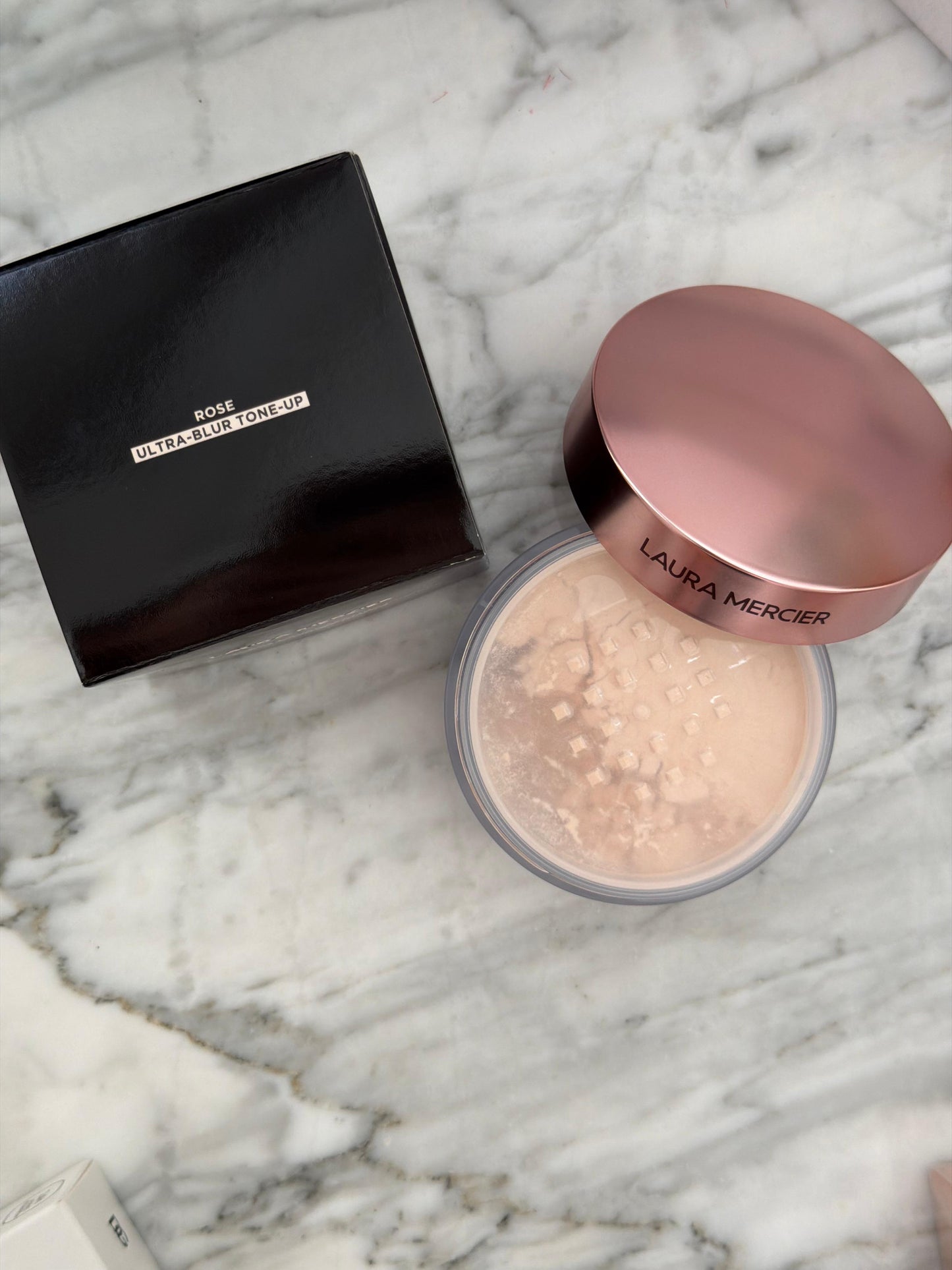 LAURA MERCIER
Translucent Loose Setting Powder
Ultra-Blur Talc-Free Tone-Up - Translucent Rose