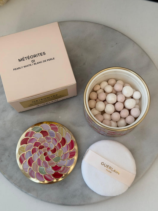 GUERLAIN Météorites Light-Revealing Pearls Of Powder
Correct, Mattify, Illuminate (01)