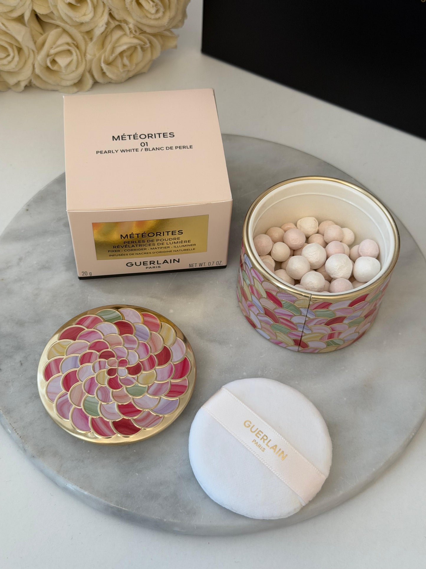 GUERLAIN Météorites Light-Revealing Pearls Of Powder
Correct, Mattify, Illuminate (01)