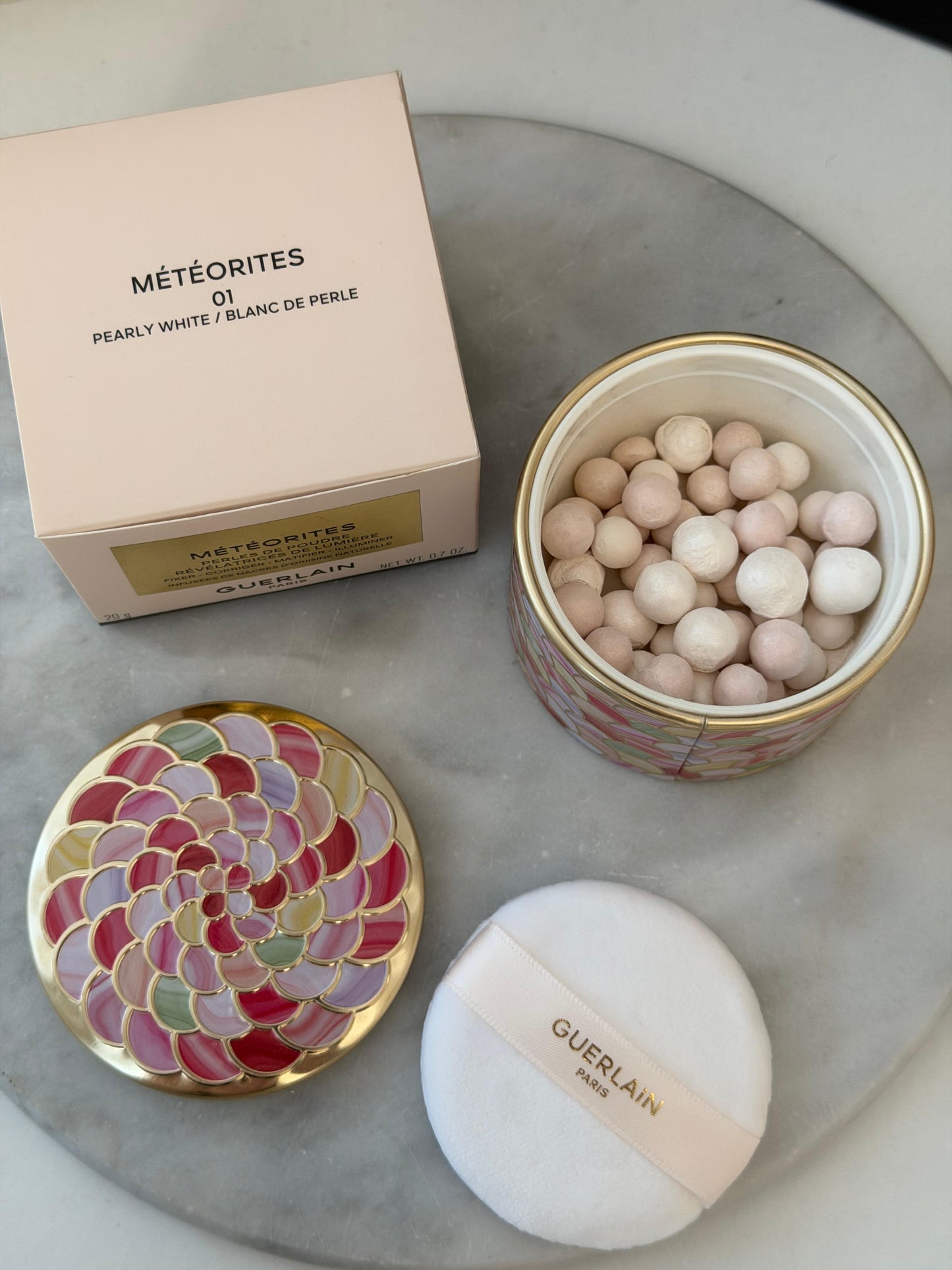 GUERLAIN Météorites Light-Revealing Pearls Of Powder
Correct, Mattify, Illuminate (01)