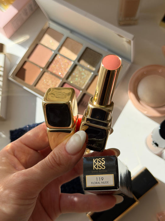 GUERLAIN KissKiss Shine Bloom
24H Hydrating Floral Care Shine Lipstick (119)