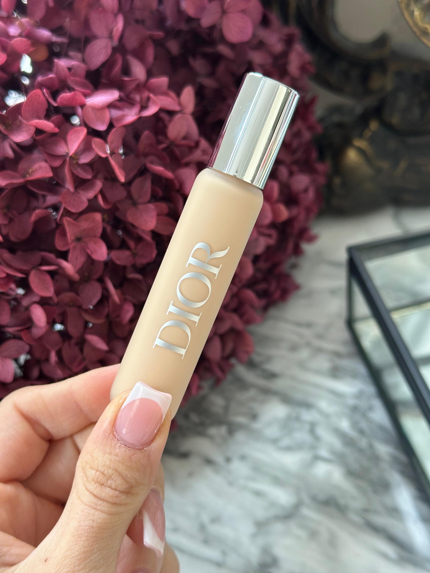DIOR Backstage Face & Body Flash Perfector Concealer
High Coverage - Natural Glow Finish - Waterproof Wear
