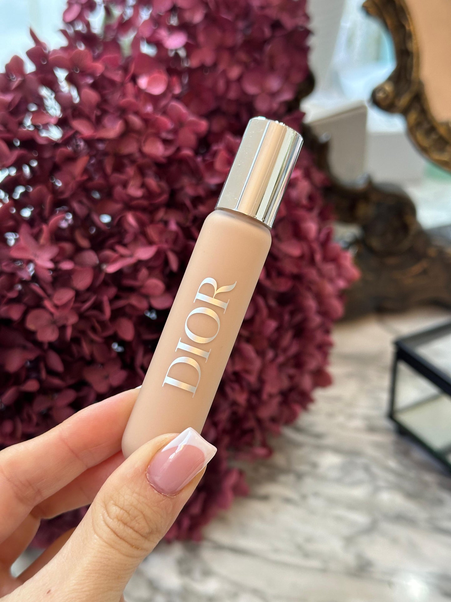 DIOR Backstage Face & Body Flash Perfector Concealer
High Coverage - Natural Glow Finish - Waterproof Wear