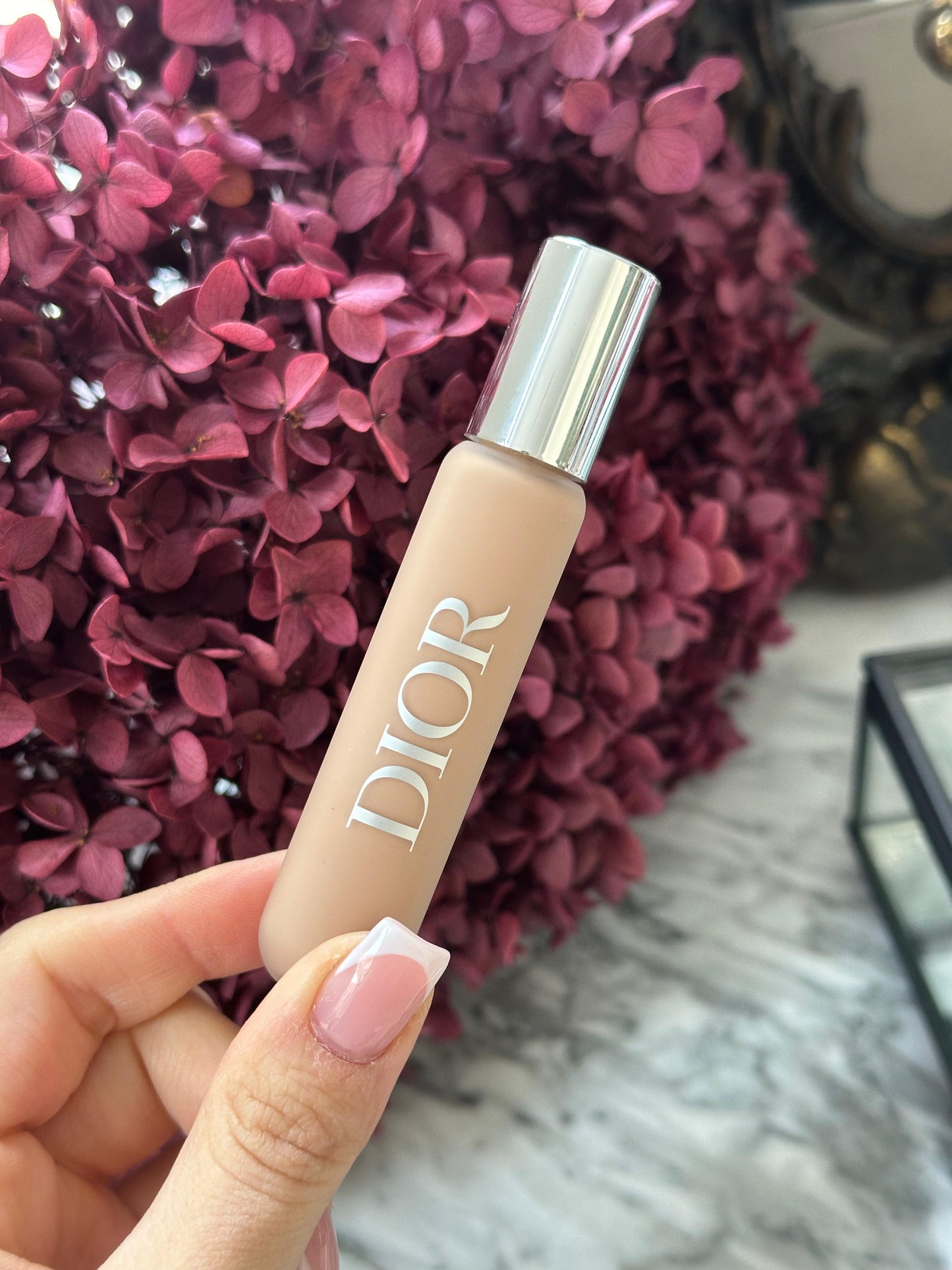 DIOR Backstage Face & Body Flash Perfector Concealer
High Coverage - Natural Glow Finish - Waterproof Wear