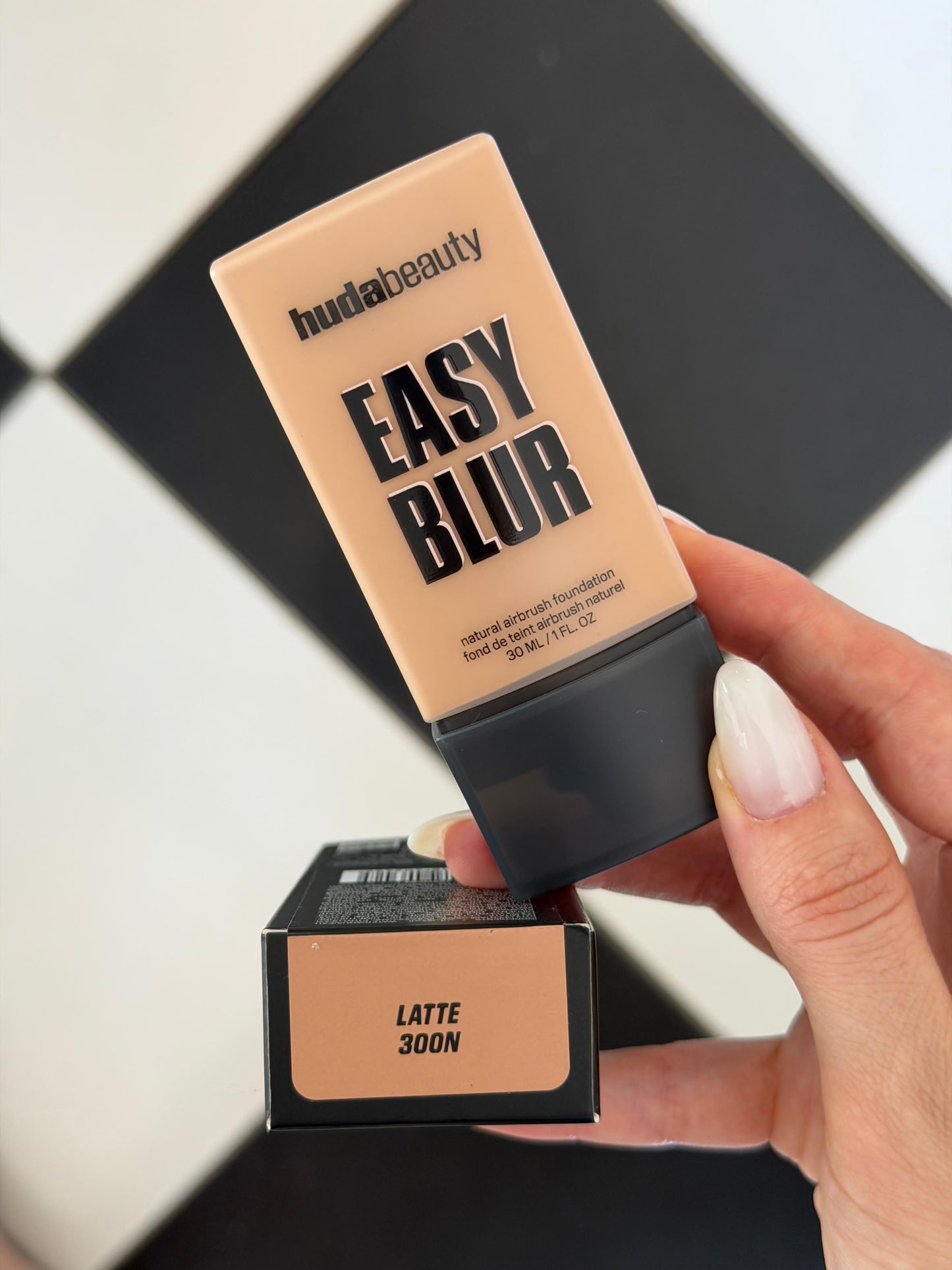 HUDA BEAUTY Easy Blur Natural Airbrush Foundation - Latte 300N