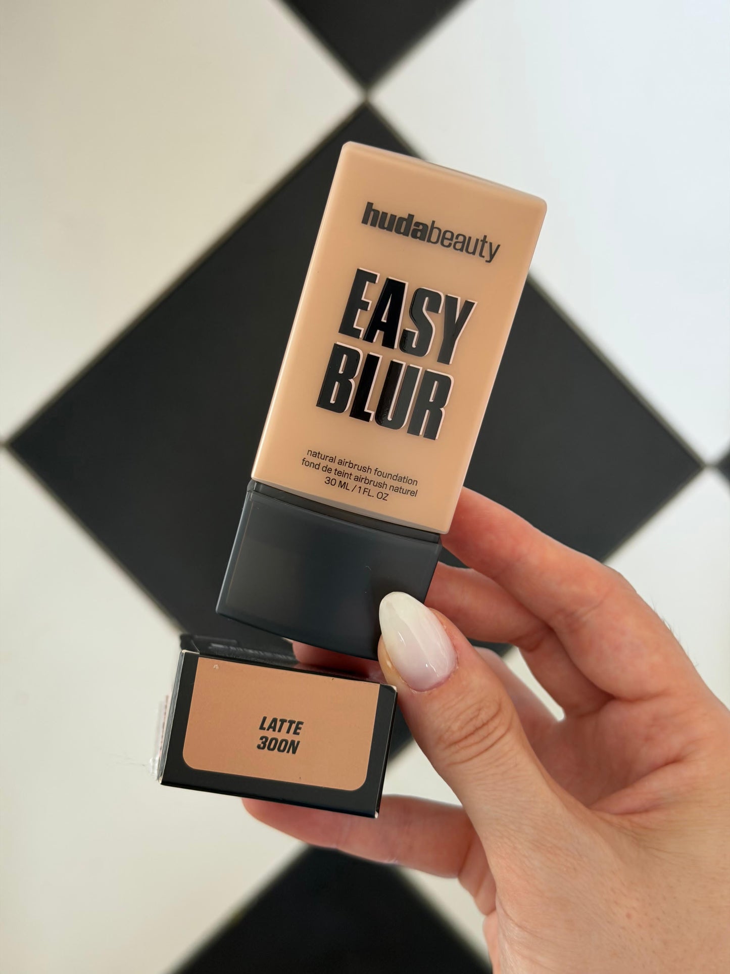 HUDA BEAUTY Easy Blur Natural Airbrush Foundation - Latte 300N