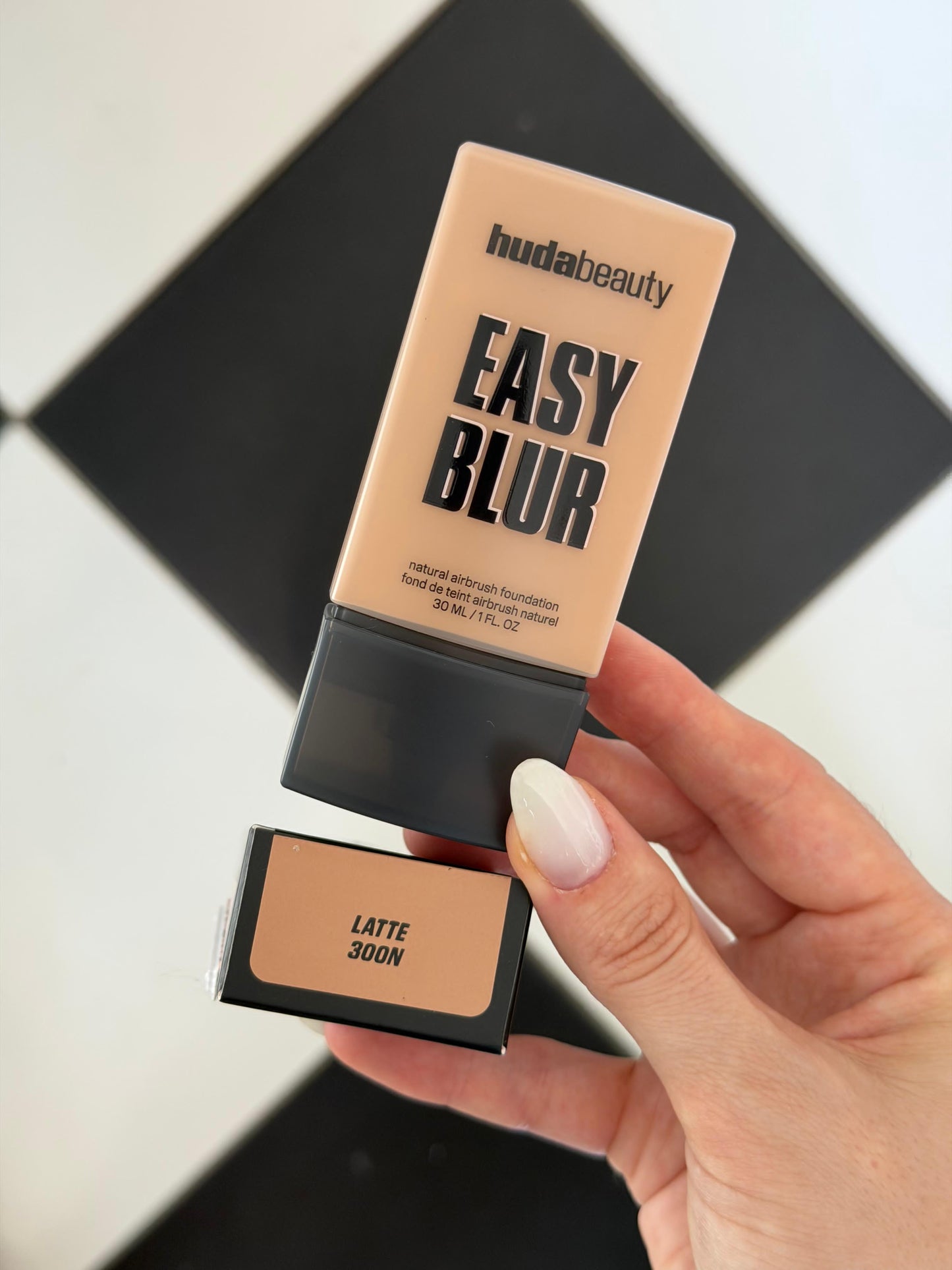 HUDA BEAUTY Easy Blur Natural Airbrush Foundation - Latte 300N