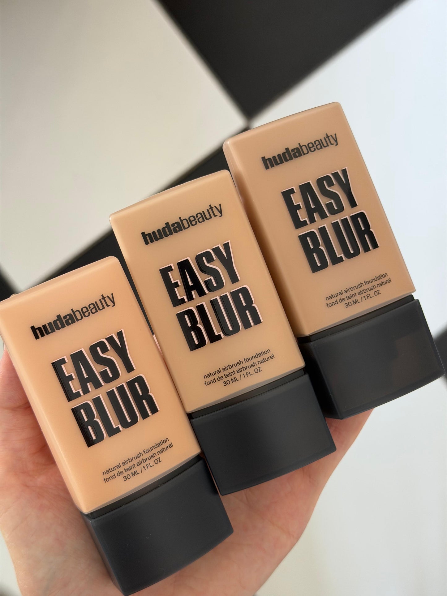 HUDA BEAUTY Easy Blur Natural Airbrush Foundation - Latte 300N