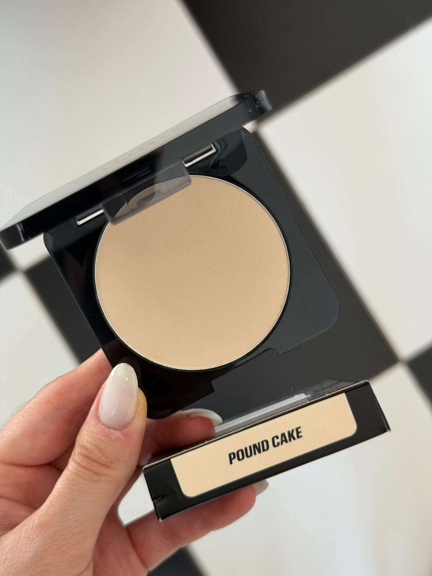 HUDA BEAUTY Easy Bake Airbrush Matte Pressed Powder - Pound Cake
