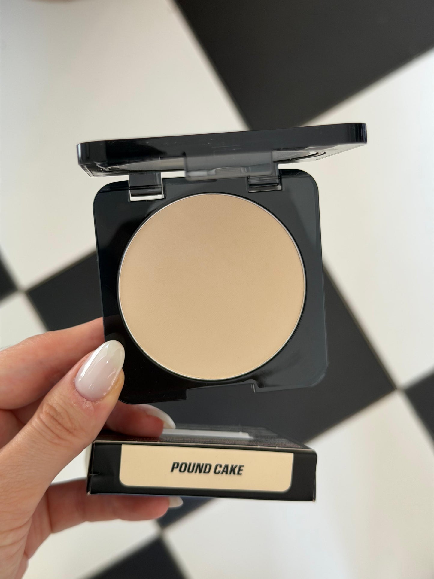HUDA BEAUTY Easy Bake Airbrush Matte Pressed Powder - Pound Cake