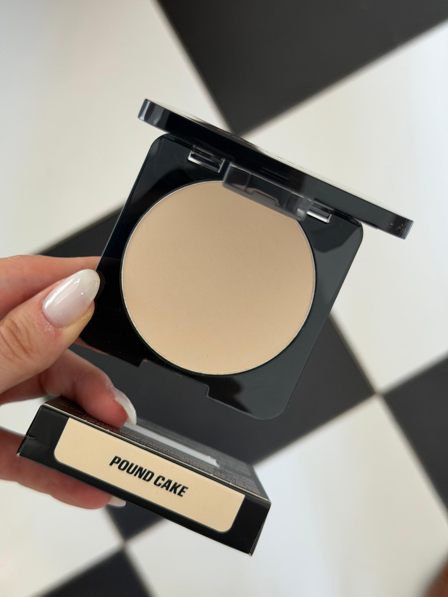 HUDA BEAUTY Easy Bake Airbrush Matte Pressed Powder - Pound Cake