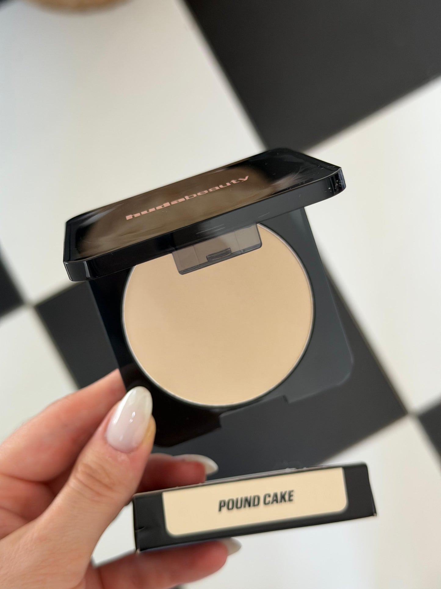 HUDA BEAUTY Easy Bake Airbrush Matte Pressed Powder - Pound Cake
