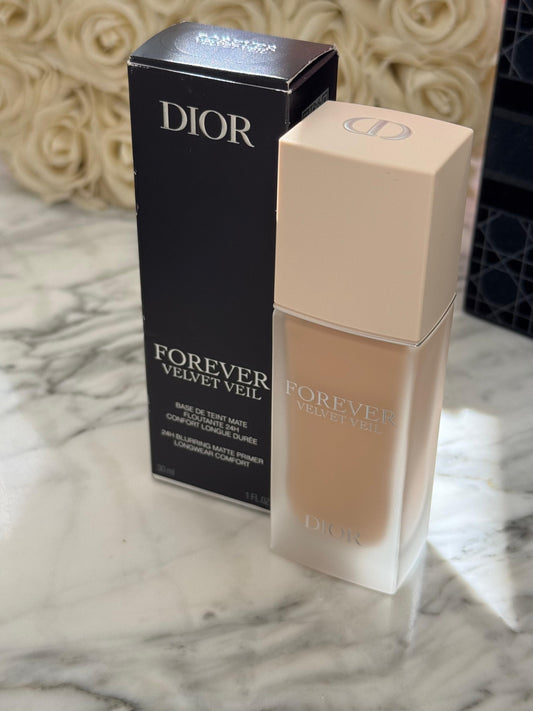 DIOR Forever Velvet Veil
Clean Blurring Matte Primer - 24H Comfort, Enriched with Floral Extracts