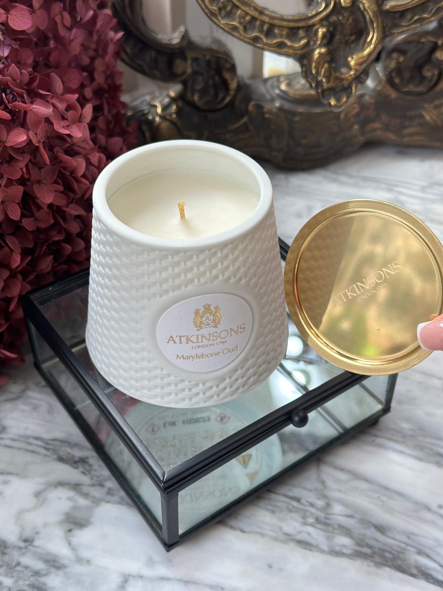 ATKINSONS Marylebone Oud Scented Candle
Oozing Warmth and Opulence