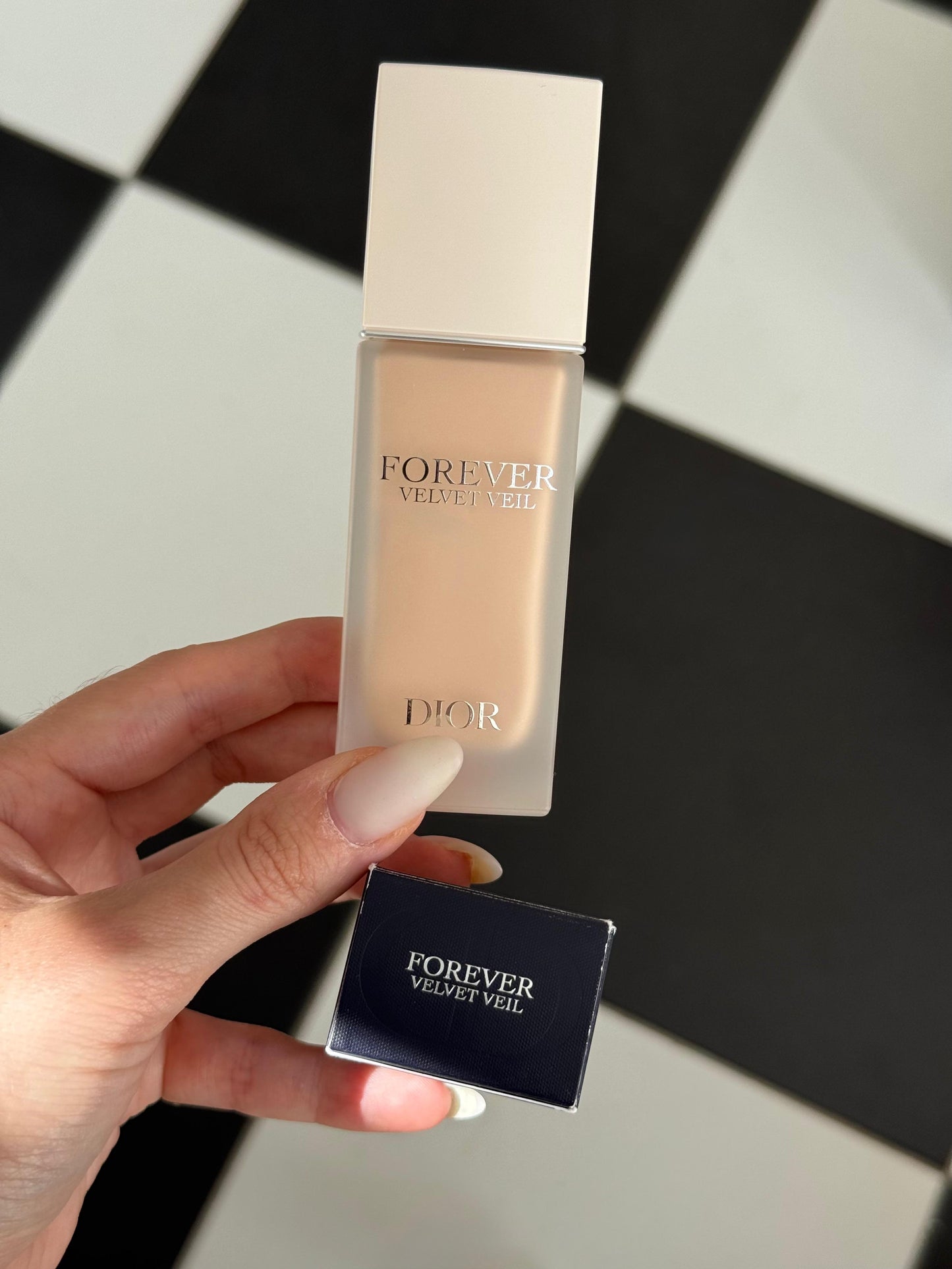 DIOR Forever Velvet Veil
Clean Blurring Matte Primer - 24H Comfort, Enriched with Floral Extracts