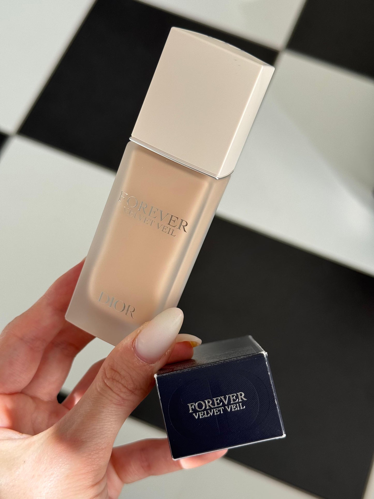 DIOR Forever Velvet Veil
Clean Blurring Matte Primer - 24H Comfort, Enriched with Floral Extracts