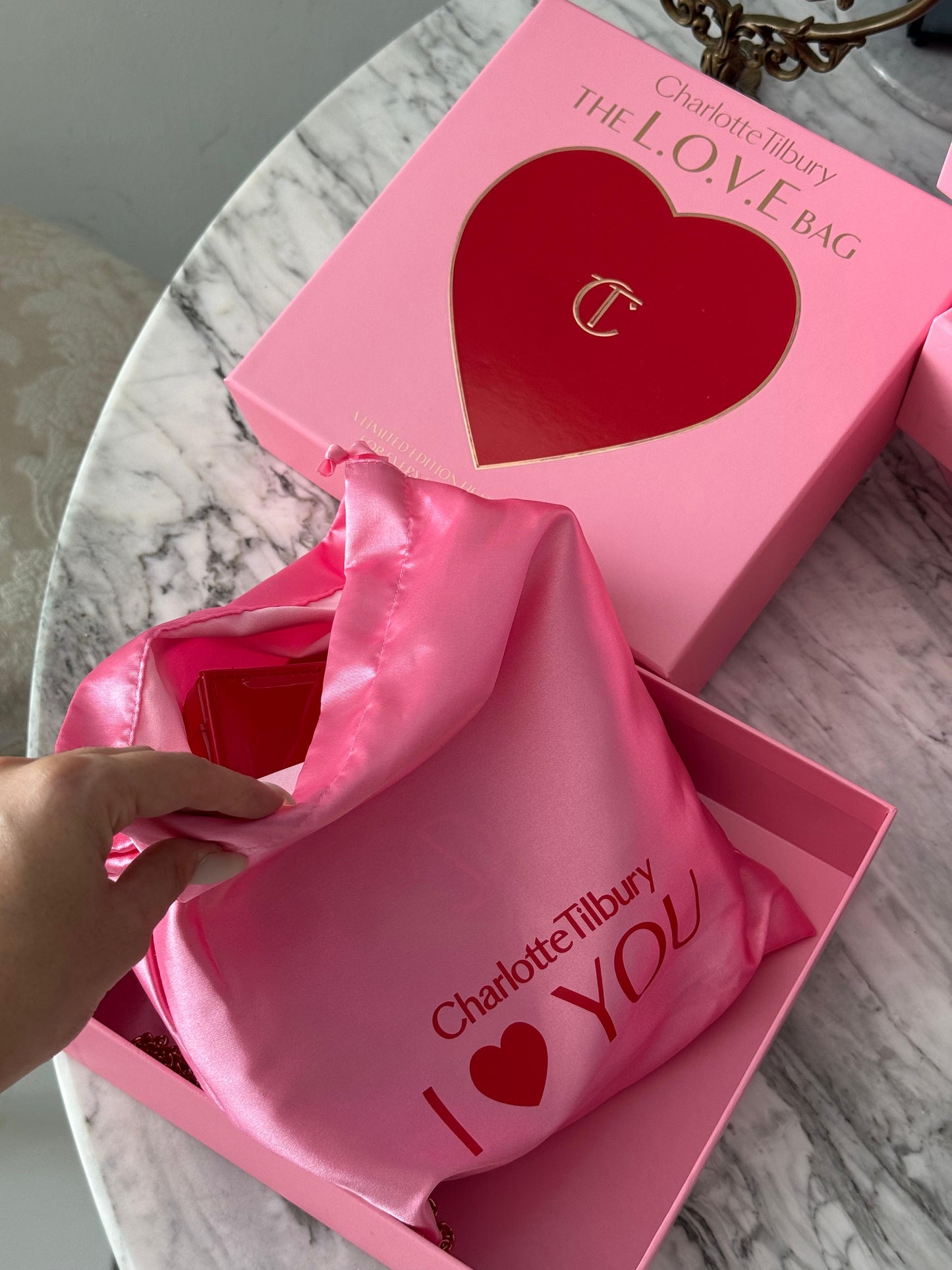 CHARLOTTE TILBURY The L.O.V.E Bag - Limited Edition Red