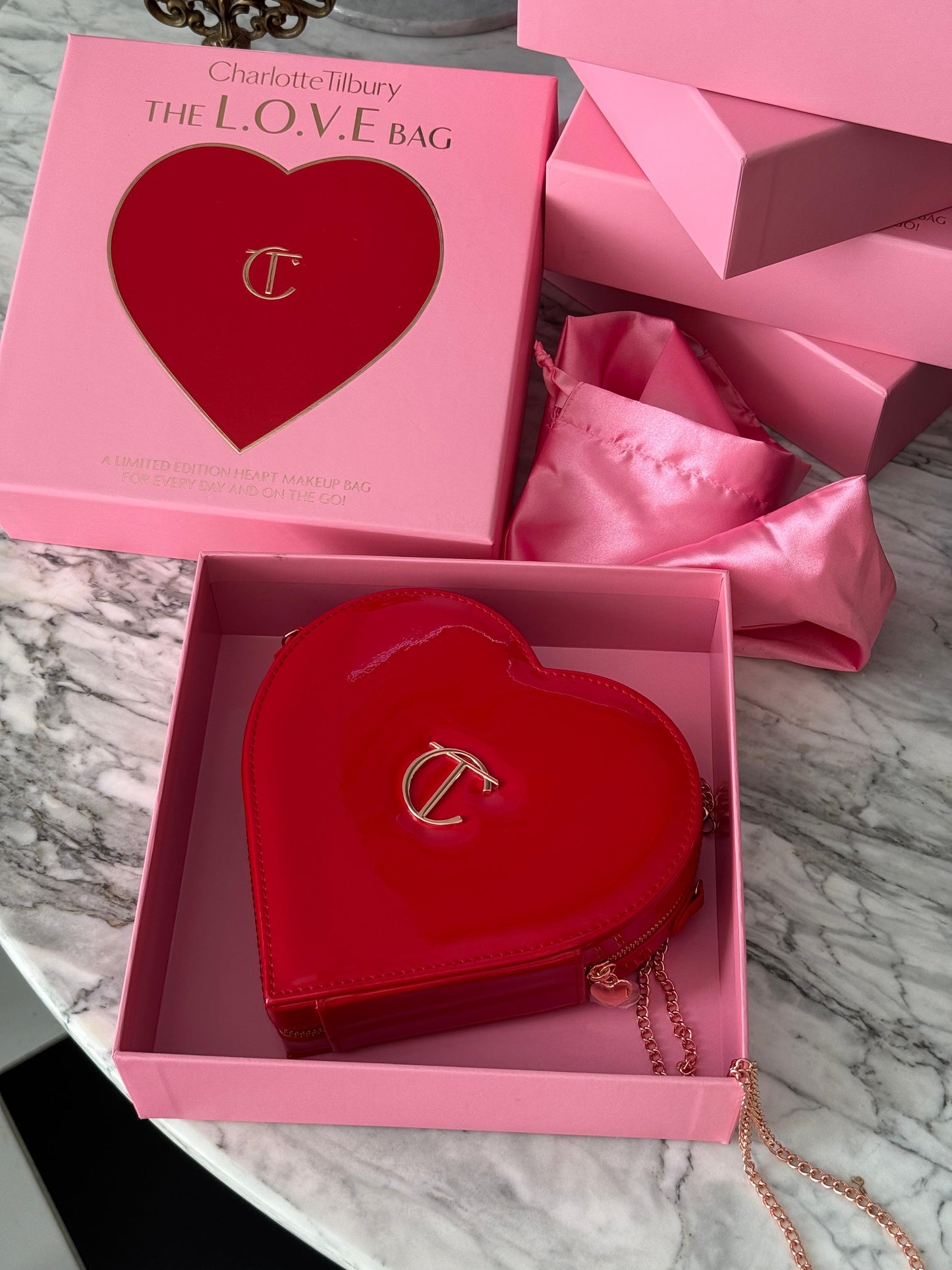 CHARLOTTE TILBURY The L.O.V.E Bag - Limited Edition Red