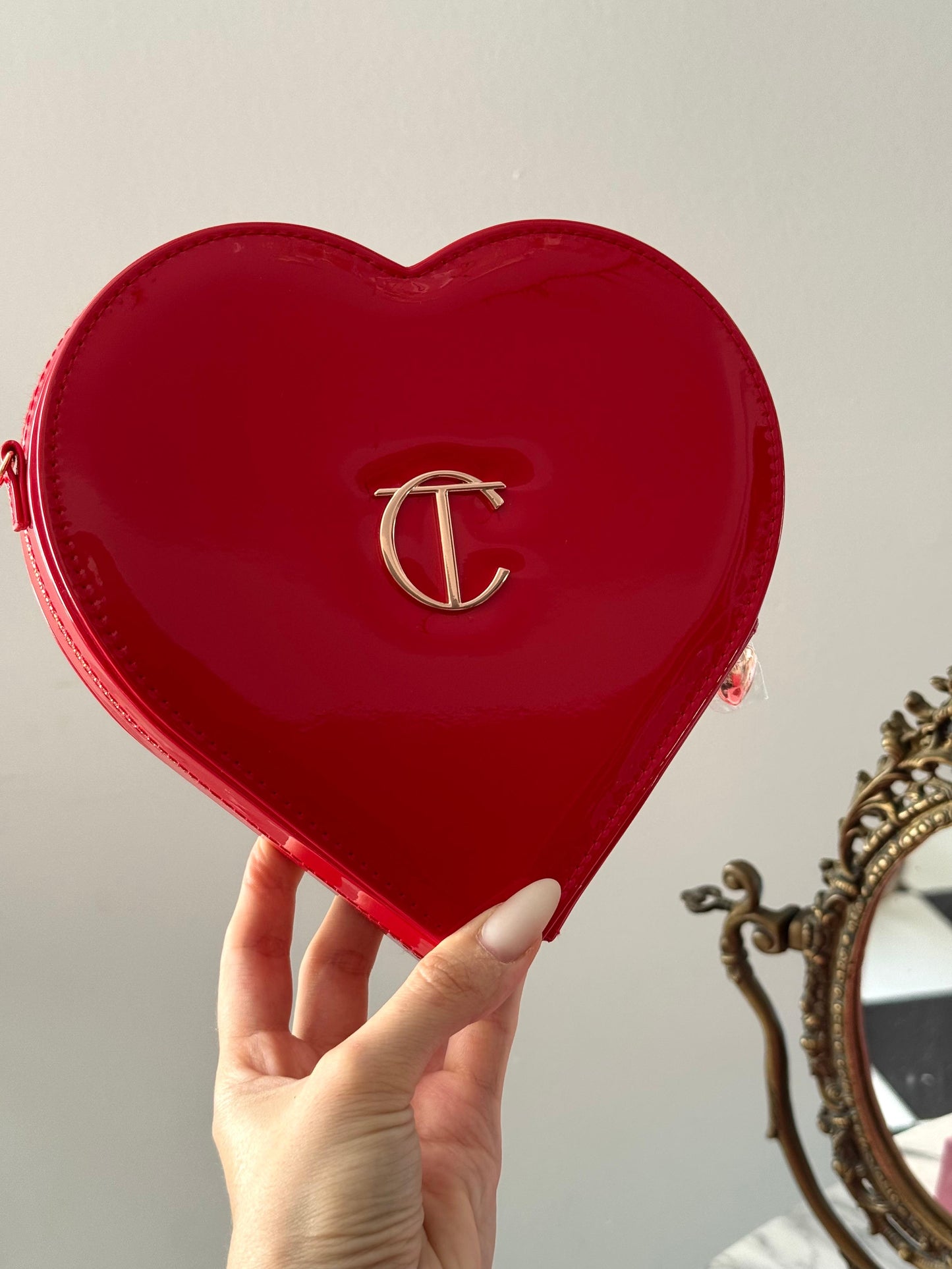 CHARLOTTE TILBURY The L.O.V.E Bag - Limited Edition Red